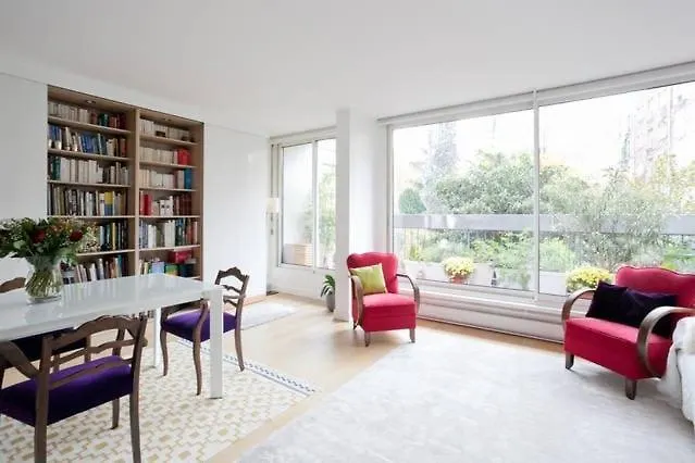 Beautiful Paris Centre Apartment In Garden
