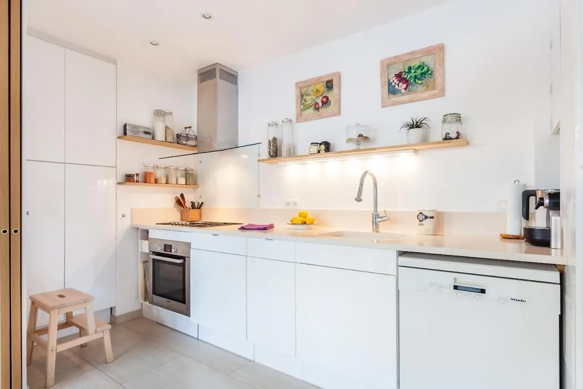 Beautiful Paris Centre Apartment In Garden